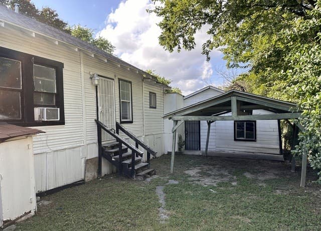1-bedroom rental at 1319 Leal St Unit 2 in San Antonio, TX — photo 2
