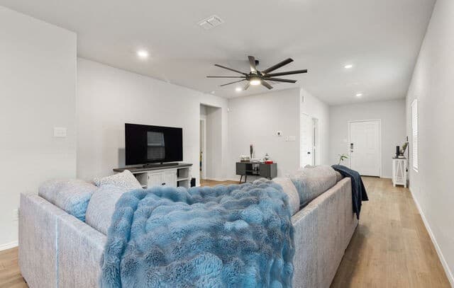 4-bedroom rental at 4250 Admirals Bnd in Converse, TX — photo 5