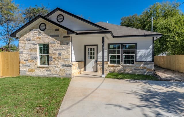 3-bedroom rental at 216 S San Augustine Ave in San Antonio, TX — photo 1