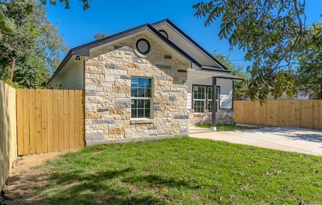 3-bedroom rental at 216 S San Augustine Ave in San Antonio, TX — photo 2