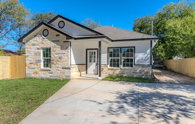 3-bedroom rental at 216 S San Augustine Ave in San Antonio, TX — photo 3