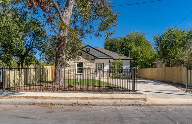 3-bedroom rental at 216 S San Augustine Ave in San Antonio, TX — photo 4