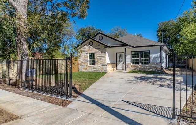 3-bedroom rental at 216 S San Augustine Ave in San Antonio, TX — photo 5