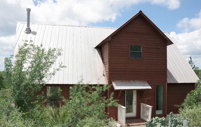 1-bedroom rental at 620 County Road 242 in Hondo, TX — photo 2