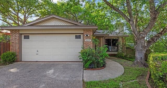 2-bedroom rental at 209 Crystal Cyn in Universal City, TX — photo 2