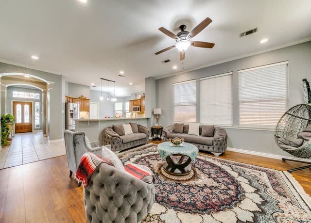 3-bedroom rental at 5918 Hart Fld in San Antonio, TX — photo 1