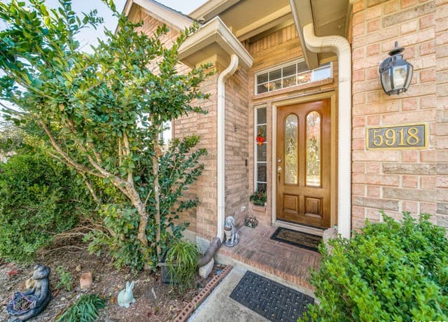3-bedroom rental at 5918 Hart Fld in San Antonio, TX — photo 4
