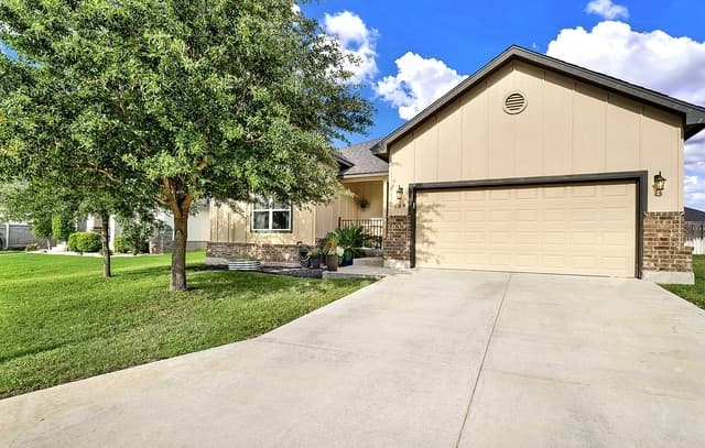 3-bedroom rental at 109 Grandview in Floresville, TX — photo 2