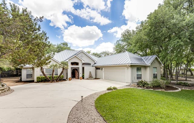 4-bedroom rental at 14014 Bluff Manor Dr in San Antonio, TX — photo 2