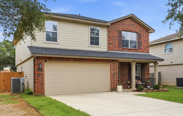 5-bedroom rental at 5930 Sapphire Cave in San Antonio, TX — photo 2