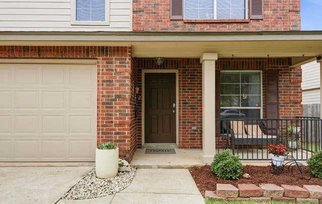 5-bedroom rental at 5930 Sapphire Cave in San Antonio, TX — photo 3