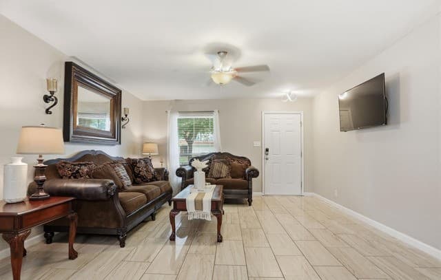 5-bedroom rental at 5930 Sapphire Cave in San Antonio, TX — photo 4