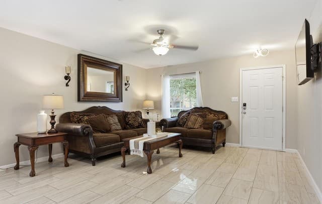 5-bedroom rental at 5930 Sapphire Cave in San Antonio, TX — photo 5