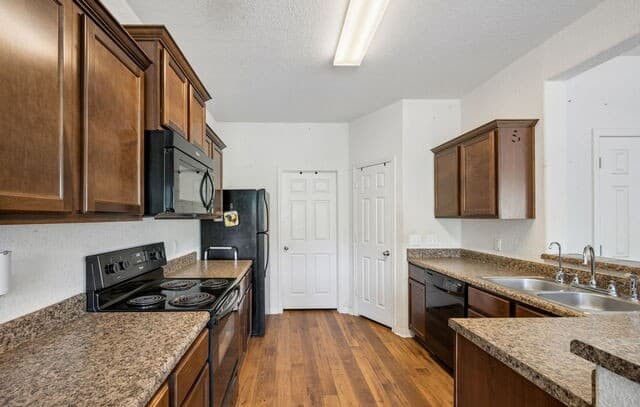 4-bedroom rental at 3934 Southern Fld in San Antonio, TX — photo 3
