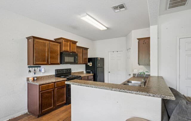 4-bedroom rental at 3934 Southern Fld in San Antonio, TX — photo 4