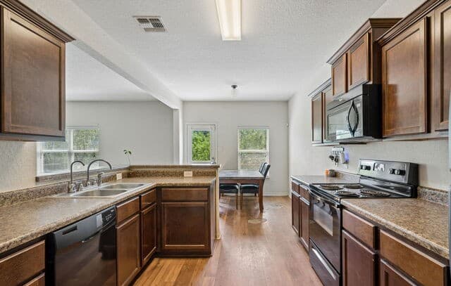 4-bedroom rental at 3934 Southern Fld in San Antonio, TX — photo 5