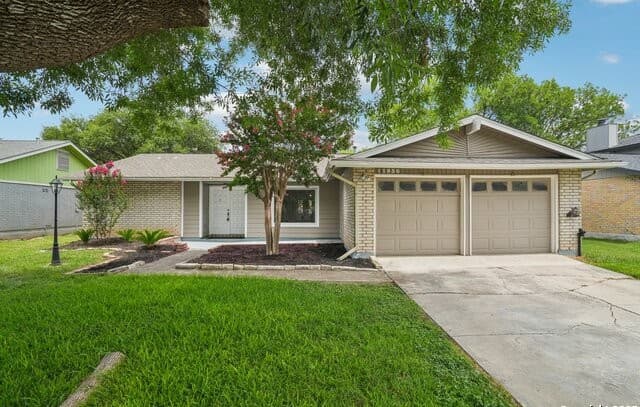 3-bedroom rental at 11930 Holm Oaks in San Antonio, TX — photo 1
