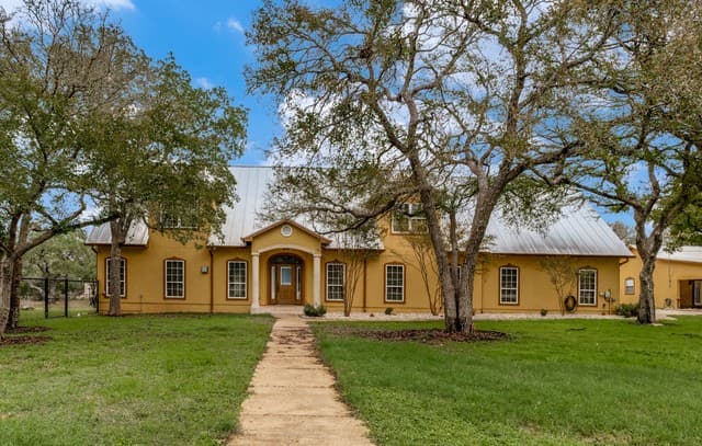 4-bedroom rental at 210 Yucca Cnyn in Spring Branch, TX — photo 2