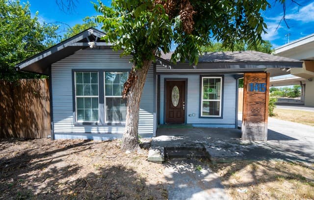 3-bedroom rental at 1415 W French in San Antonio, TX — photo 1