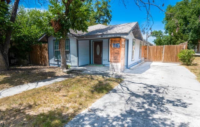 3-bedroom rental at 1415 W French in San Antonio, TX — photo 2