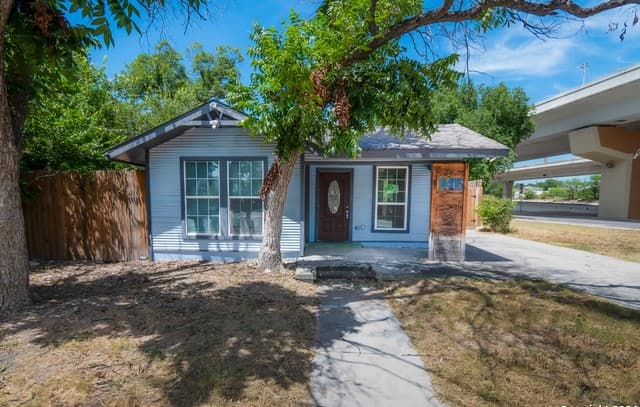 3-bedroom rental at 1415 W French in San Antonio, TX — photo 3
