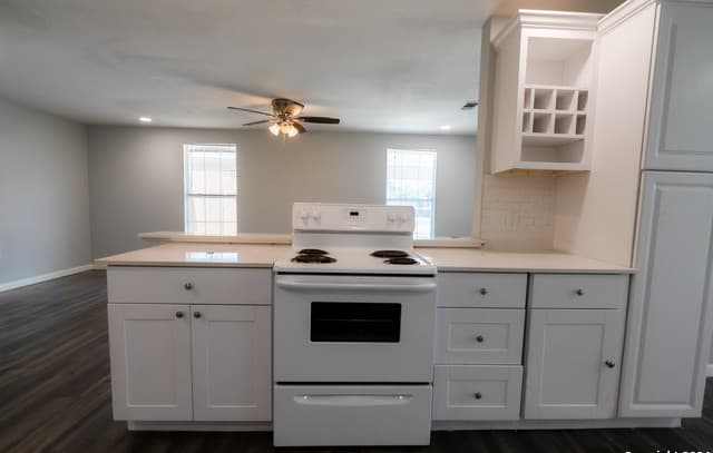 3-bedroom rental at 1415 W French in San Antonio, TX — photo 5