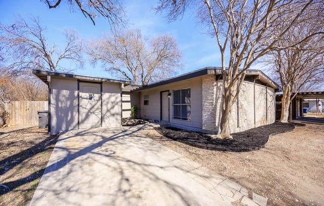 3-bedroom rental at 5119 Village Crst in San Antonio, TX — photo 3