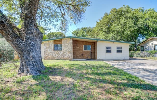 4-bedroom rental at 430 Lanier in San Antonio, TX — photo 2