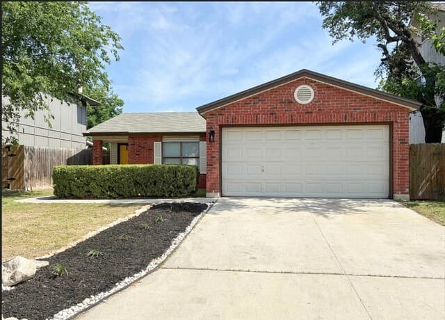 3-bedroom rental at 11338 Candle Park in San Antonio, TX — photo 2
