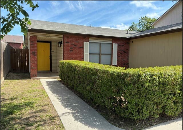 3-bedroom rental at 11338 Candle Park in San Antonio, TX — photo 3