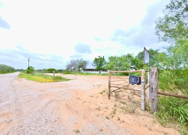 4-bedroom rental at 635 E Ditto Rd in Poteet, TX — photo 2