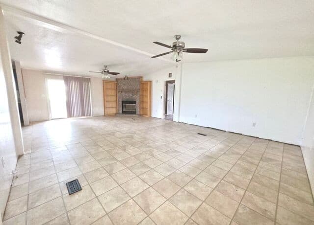 4-bedroom rental at 635 E Ditto Rd in Poteet, TX — photo 3