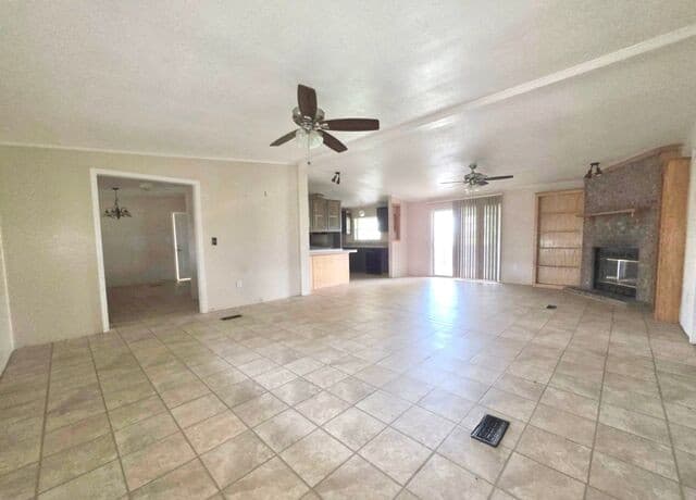 4-bedroom rental at 635 E Ditto Rd in Poteet, TX — photo 4