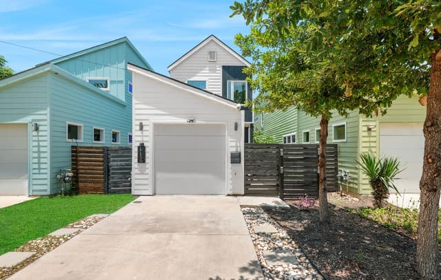 Home for sale at 1753 E Crockett St in San Antonio, TX — photo 1