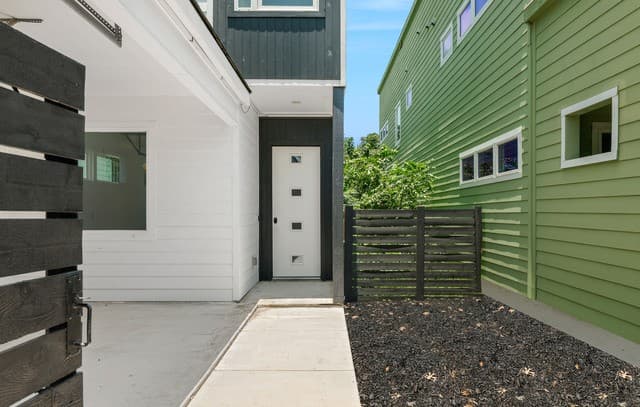 Home for sale at 1753 E Crockett St in San Antonio, TX — photo 3