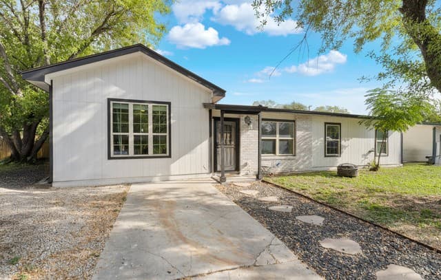 3-bedroom rental at 519 Sandalwood in San Antonio, TX — photo 2