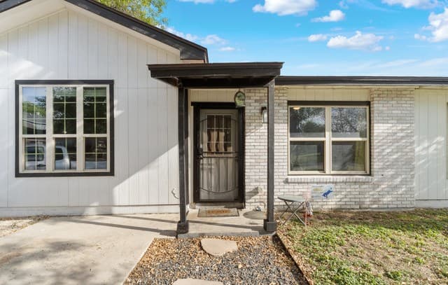 3-bedroom rental at 519 Sandalwood in San Antonio, TX — photo 3