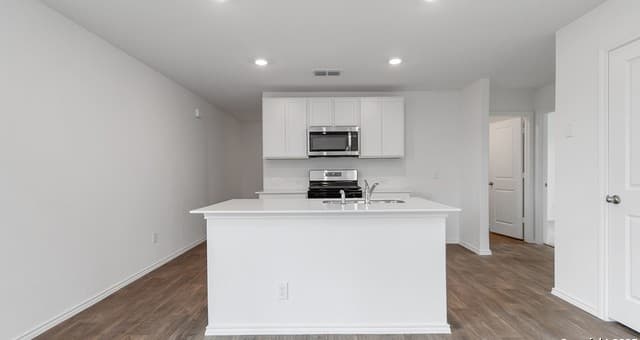 3-bedroom rental at 5446 Hubbardston in San Antonio, TX — photo 2