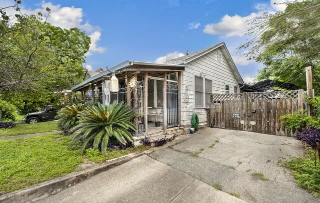 3-bedroom rental at 1927 W Woodlawn Ave in San Antonio, TX — photo 2