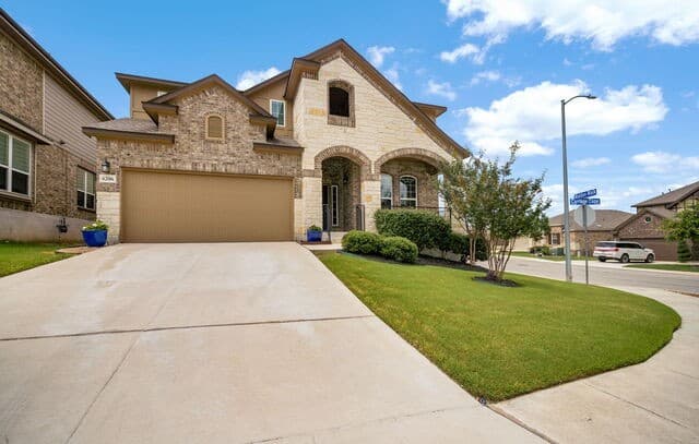 5-bedroom rental at 6206 Carriage Cape in San Antonio, TX — photo 2