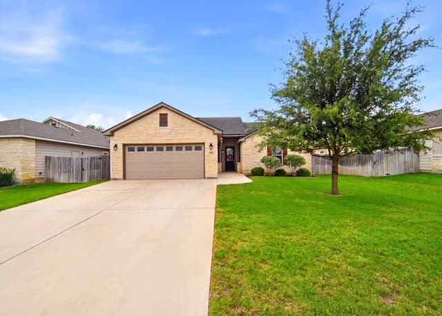 3-bedroom rental at 235 Valley Forge in Pleasanton, TX — photo 3