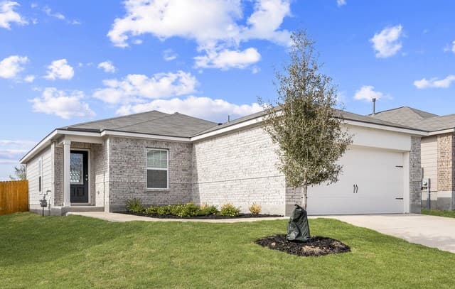 3-bedroom rental at 15251 Telfaire Meadow in Von Ormy, TX — photo 2