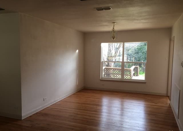 2-bedroom rental at 1204 Wiltshire Ave in Terrell Hills, TX — photo 2