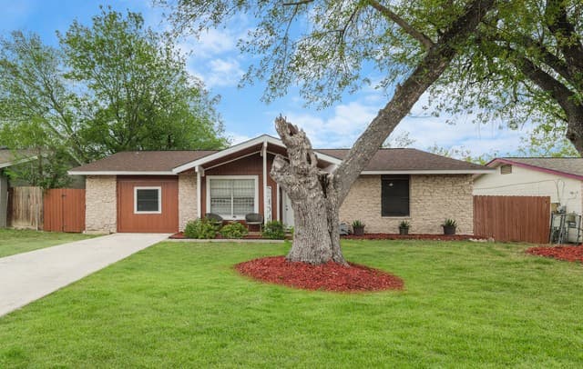 4-bedroom rental at 7806 Glen Sides in San Antonio, TX — photo 2