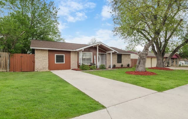 4-bedroom rental at 7806 Glen Sides in San Antonio, TX — photo 4
