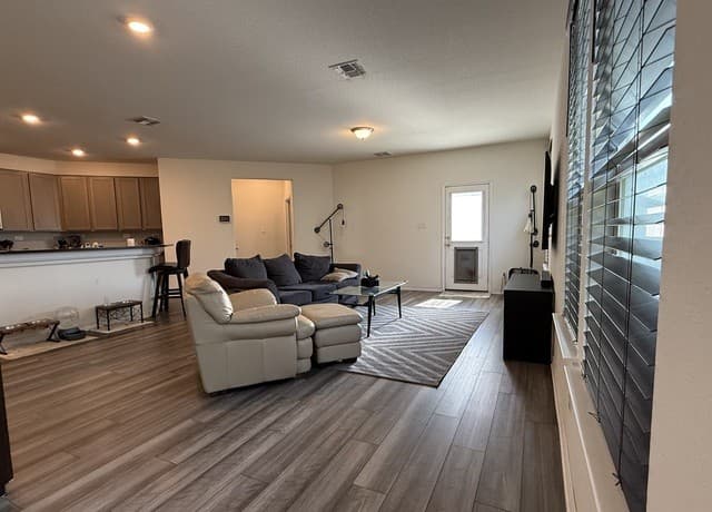 3-bedroom rental at 2414 Bart Cv in San Antonio, TX — photo 3