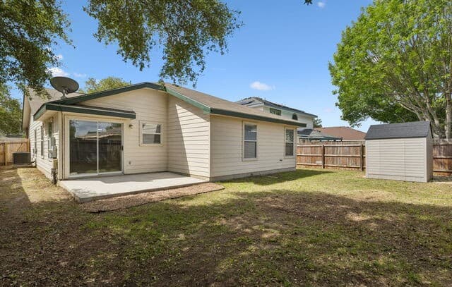 3-bedroom rental at 8927 Interlachen in Selma, TX — photo 2
