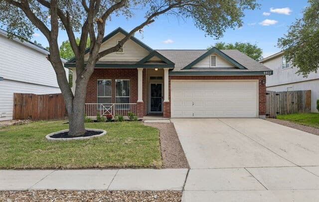 3-bedroom rental at 8927 Interlachen in Selma, TX — photo 5