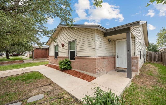 3-bedroom rental at 7347 Booker Bay in San Antonio, TX — photo 2