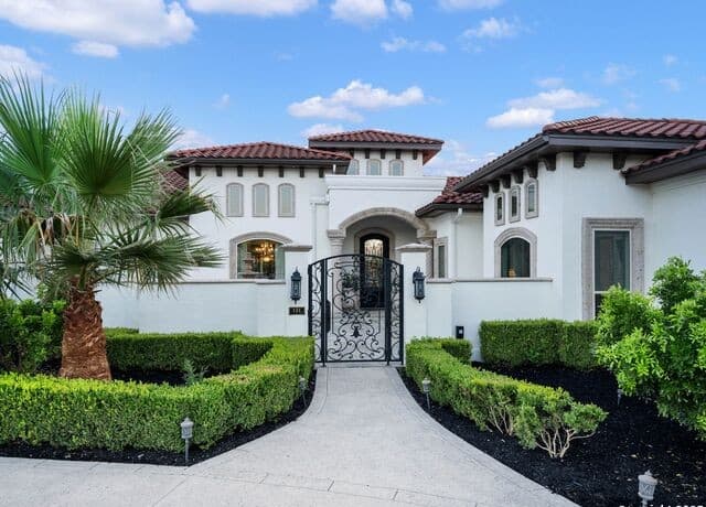 4-bedroom rental at 131 Champions Bend in San Antonio, TX — photo 3